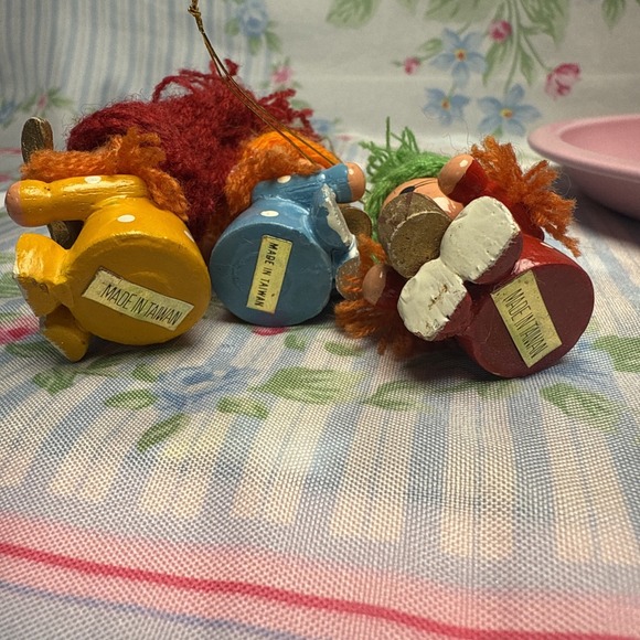 Vtg wood wooden Christmas ornaments 1970s knitted hats girls  retro crochet kmit - Picture 6 of 6